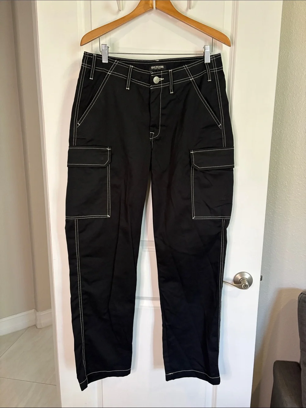 True Religion Cargo Pants Jet Black White Stitching Flap Pockets Men's Size 31